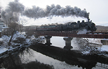 白銀の釧路川とノロッコ列車